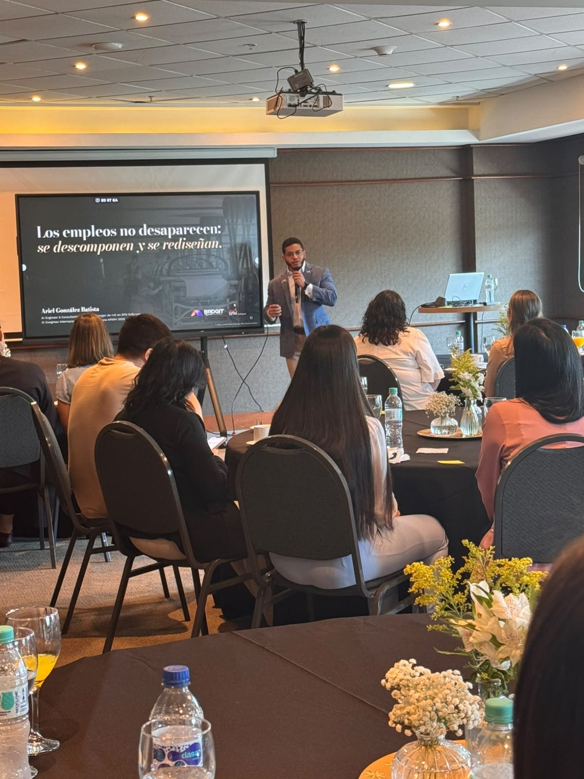 Ariel González Batista durante la charla “Los empleos no desaparecen: se descomponen y se rediseñan”